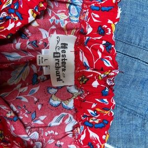 Shorts – Hesters Orchard floral shorts. Size large drawstring waist.